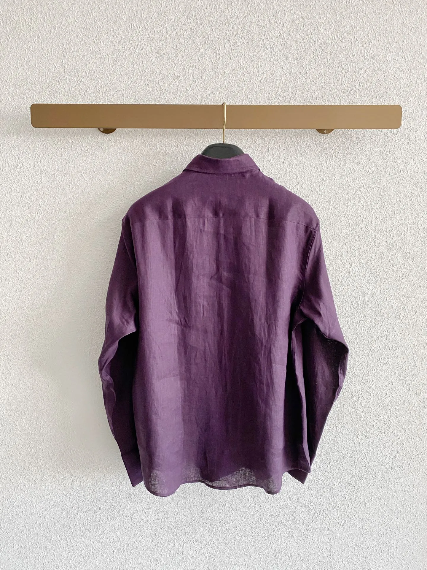 Loro Piana three-color pure linen quiet luxury long-sleeved shirt. Fabric: High-grade imported natural linen raw materials are selected. After softening and pre-treatment, the native burrs are polished away, which greatly improves the shortcomings of ordinary linen skin. The fabric has a clear and delicate natural fiber texture, showing a low-key matte texture without exaggerated shine; the fiber has dense Breathable pores, which has excellent perspiration and heat dissipation performance in spring and summer. It is not easy to sweat and stick to the body when worn in high temperature environments. The natural wrinkles formed by daily wear are the unique characteristics of the fabric, which further enhances the Italian relaxed style. The fabric has excellent color fastness, and the three dark colors are not easy to whiten and fade after long-term wear. Style and details: It adopts the instantly recognizable Italian-style windsor collar with a wide open angle. The collar has a built-in shaping lining, which is not easy to collapse after repeated washing. Once buttoned, it's formal and elegant, and when you unbutton the first button, you can create a casual and relaxed look, allowing for a wider range of fits. The version adopts a slightly loose front-shoulder cut, which is very tolerant for body shapes with slippery shoulders, wider shoulders, and excess fat on the waist and abdomen, and allows the upper body to move freely without restraint. The placket is embellished with delicate small buttons as a detail highlight, and the wiring is fine and concealed. There is no exposed exaggerated brand logo on the whole, and the sense of luxury is restrained and restrained; the standard long-sleeved cuffs can be freely folded to change styles, and the arc hem can be worn either tucked into the waistband or outside, adapting to a variety of matching ideas. Color selection: Native hemp Beige: Basic Versatile style, with soft and rustic tones, suitable for various daily scenes of commuting and travel, suitable for most color bottoms, with the highest tolerance for daily wear; Retro purple tone: atmospheric niche color matching, getting rid of the monotony of conventional solid colors, outstanding wear recognition, suitable for light gatherings, textured daily travel, and the effect is outstanding when paired with black and Dark Gray bottoms; Dark brown color: Retro is a calm tone, suitable for the transition from autumn to winter and more mature business casual wear. The tone is calm and textured, and it is very suitable for layering suits. Sizes:M-4XL